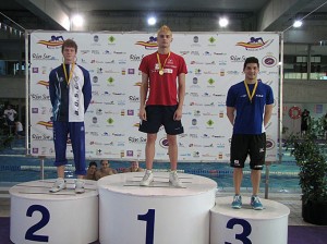 Moritz Berg en el podio con su medalla de plata.