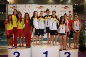 Podio de 4x100 estilos: Metropole subcampeonas de España.
