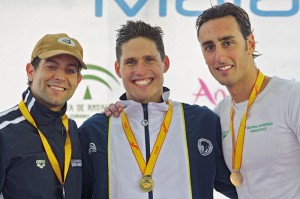 Aschwin Wildeboer con Juan Miguel Rando y Matteo Giordano en el podio de 100 espalda.
