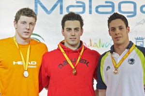 Rafa Muñoz, Konrad Cerniak y Carlos Leñador en el podio de 100 mariposa.
