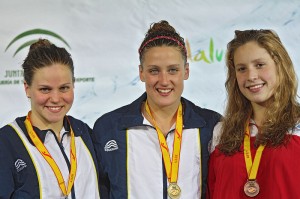 Fabulosa Claudia Dasca (izquierda), mínima olímpica en 400 estilos, junto a Mireia. A la derecha Beatriz Gómez.